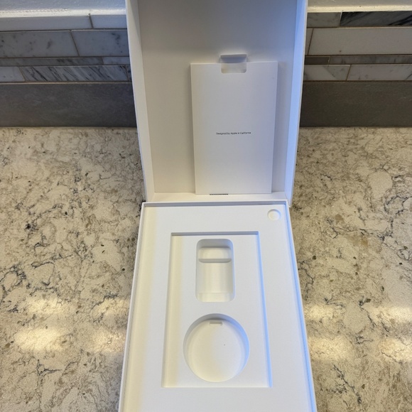 Apple IPAD (10th Generation) EMPTY RETAIL BOX - ONLY - Picture 6 of 9